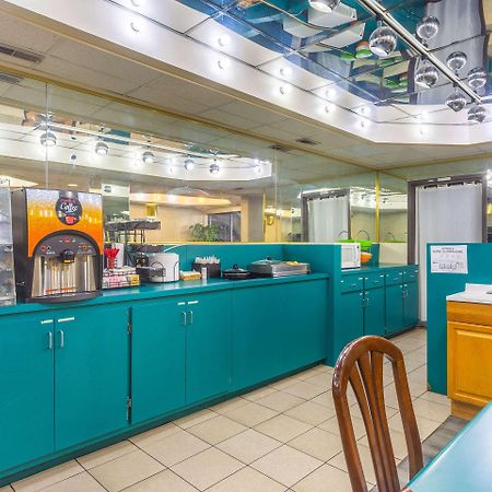 Econo Lodge & Suites Кларксвил Екстериор снимка