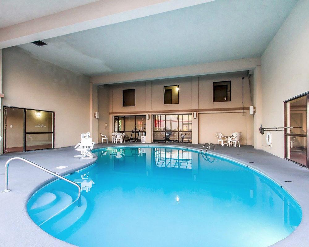 Econo Lodge & Suites Кларксвил Екстериор снимка