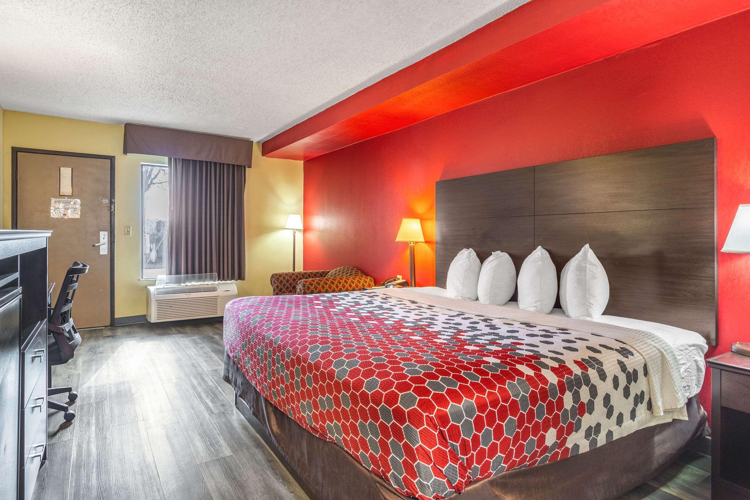 Econo Lodge & Suites Кларксвил Екстериор снимка