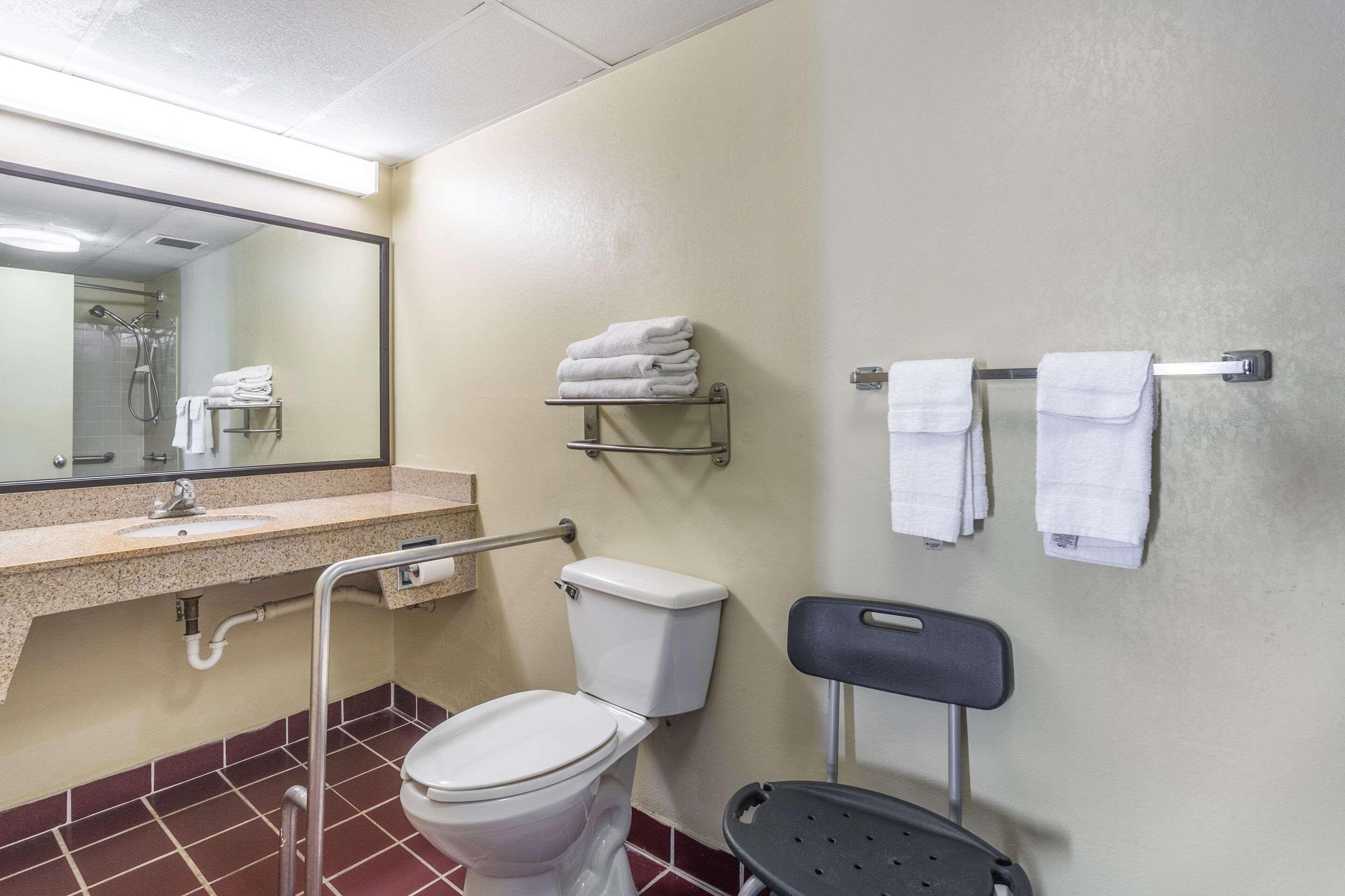 Econo Lodge & Suites Кларксвил Екстериор снимка