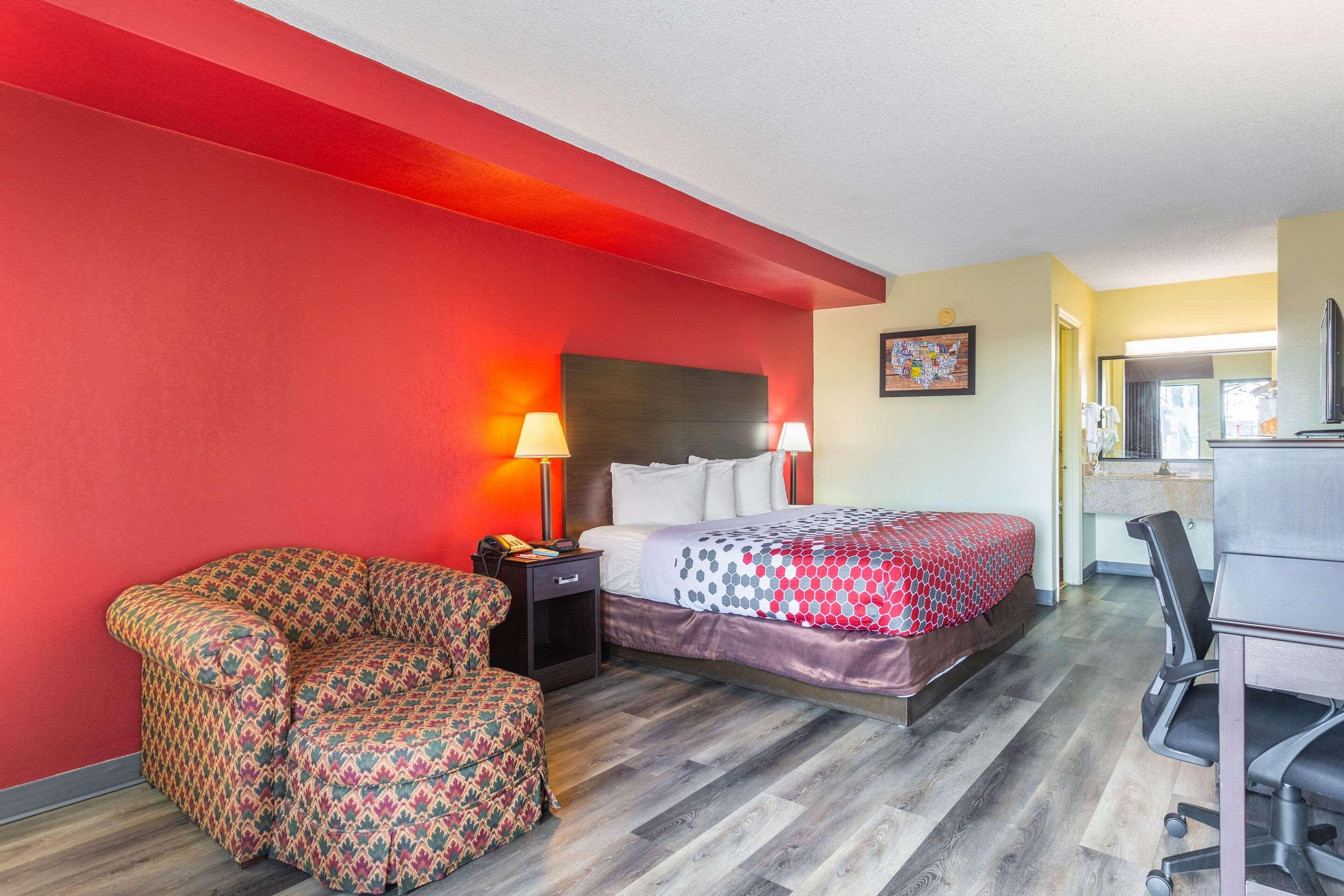 Econo Lodge & Suites Кларксвил Екстериор снимка
