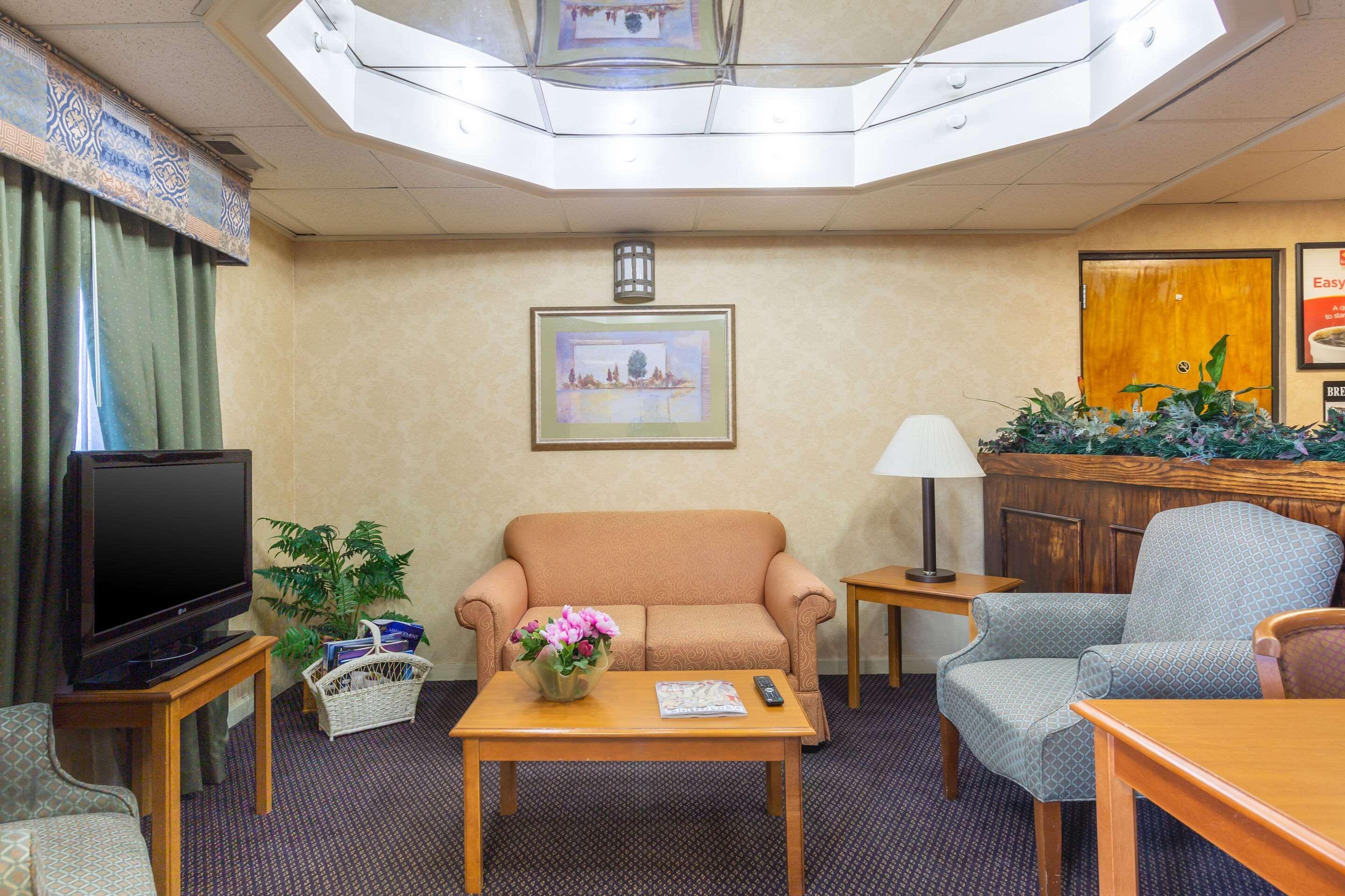 Econo Lodge & Suites Кларксвил Екстериор снимка