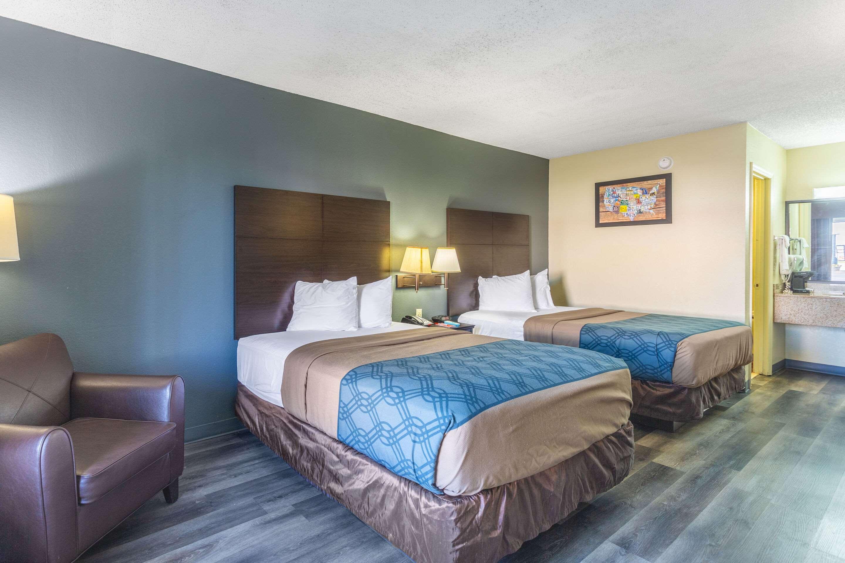 Econo Lodge & Suites Кларксвил Екстериор снимка