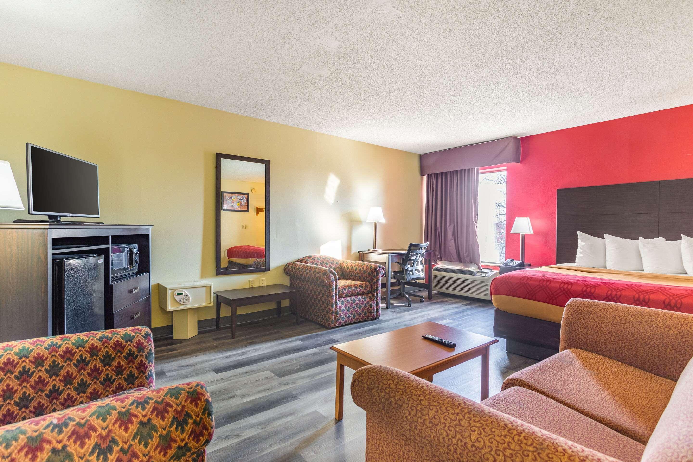 Econo Lodge & Suites Кларксвил Екстериор снимка