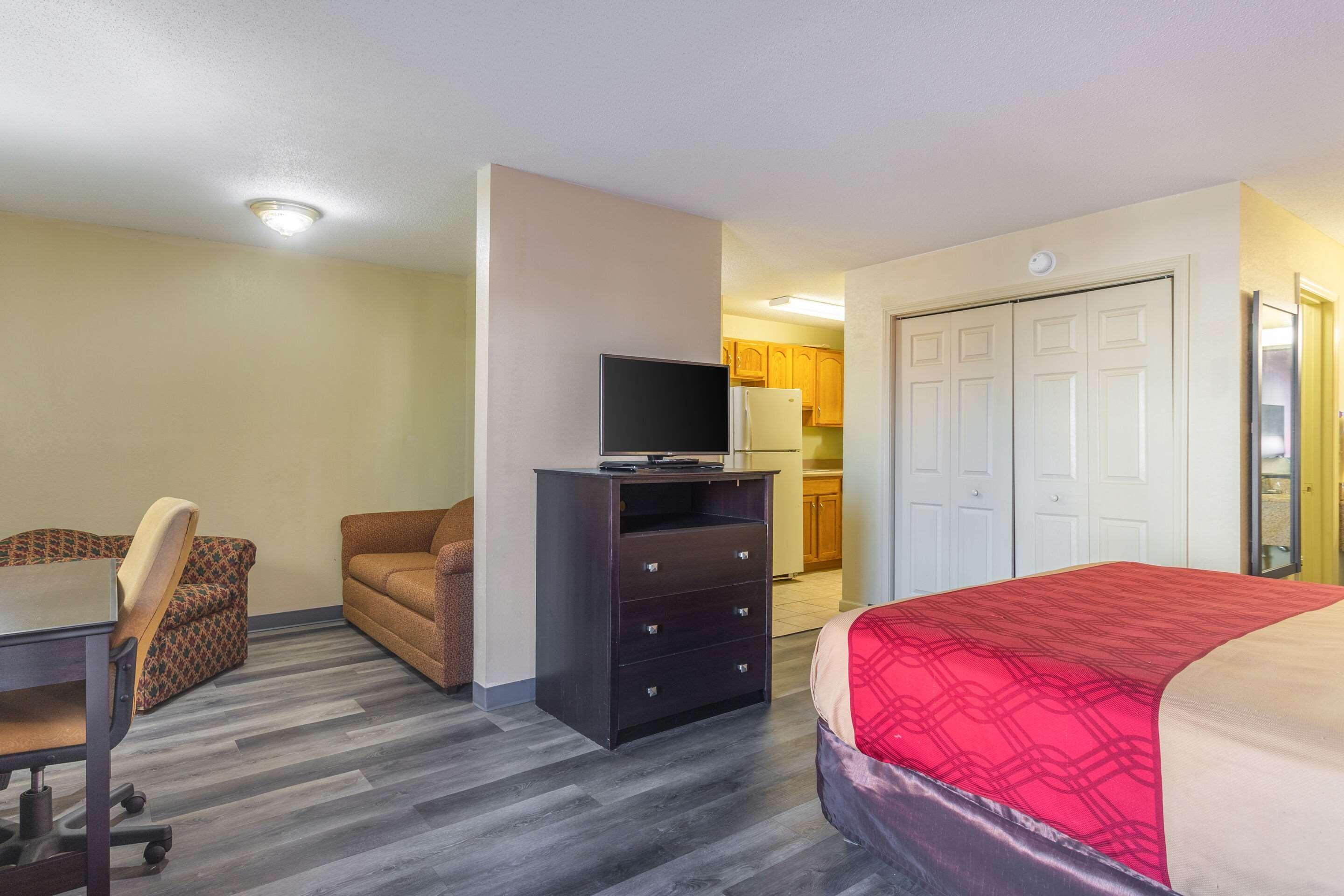Econo Lodge & Suites Кларксвил Екстериор снимка