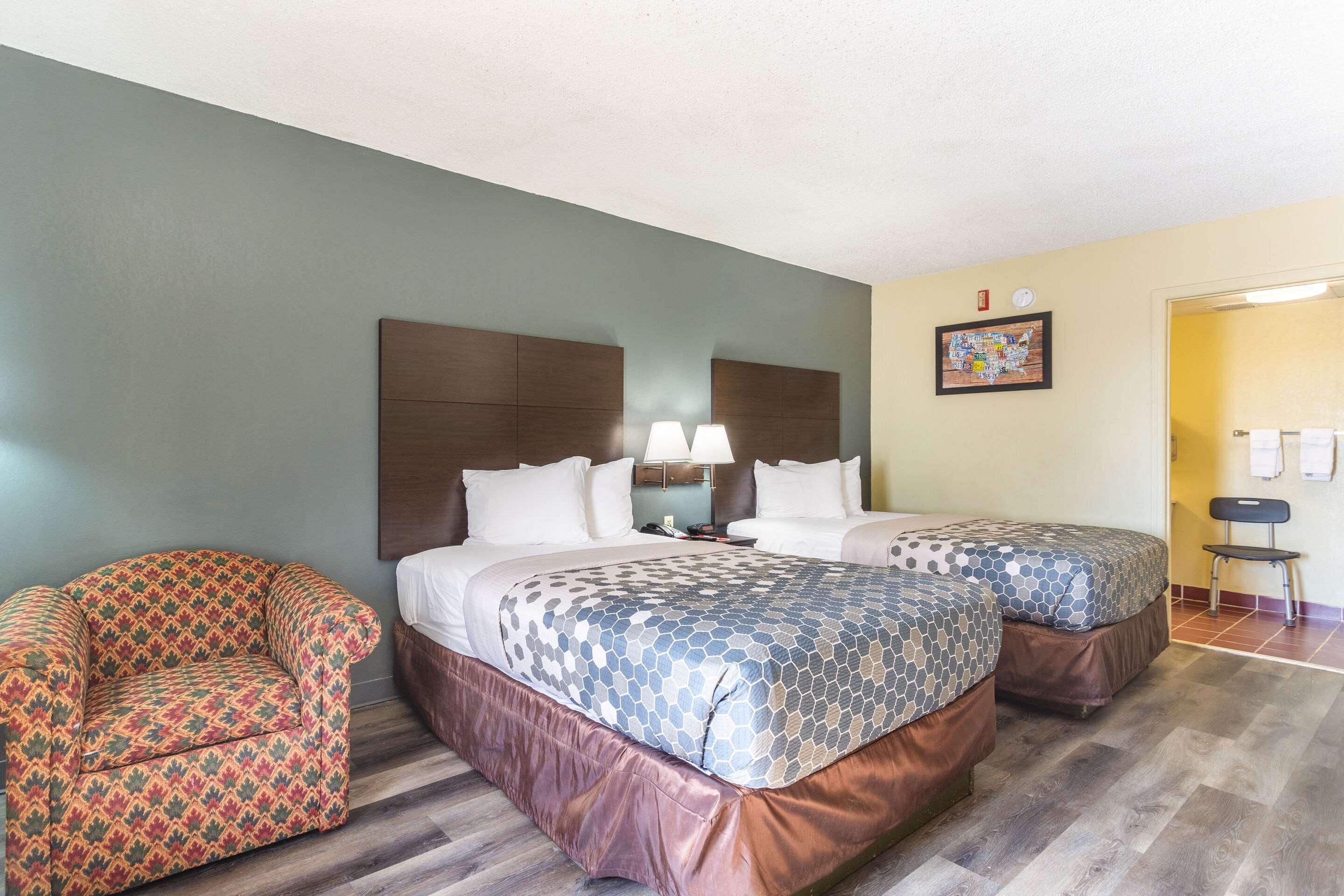 Econo Lodge & Suites Кларксвил Екстериор снимка