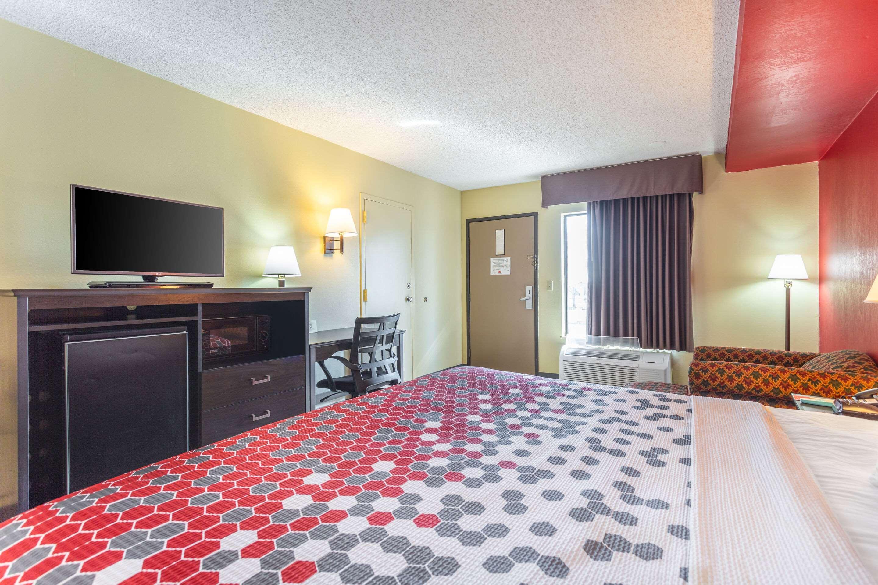 Econo Lodge & Suites Кларксвил Екстериор снимка