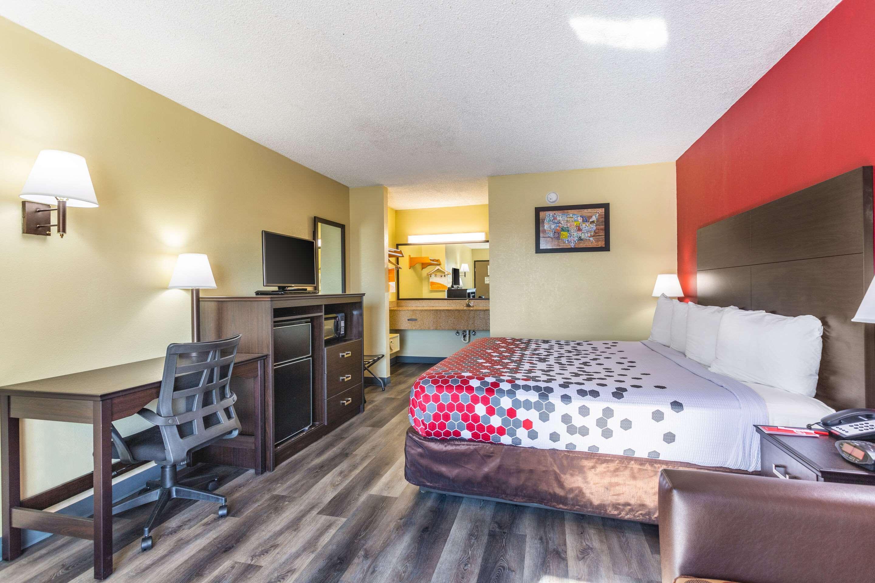 Econo Lodge & Suites Кларксвил Екстериор снимка
