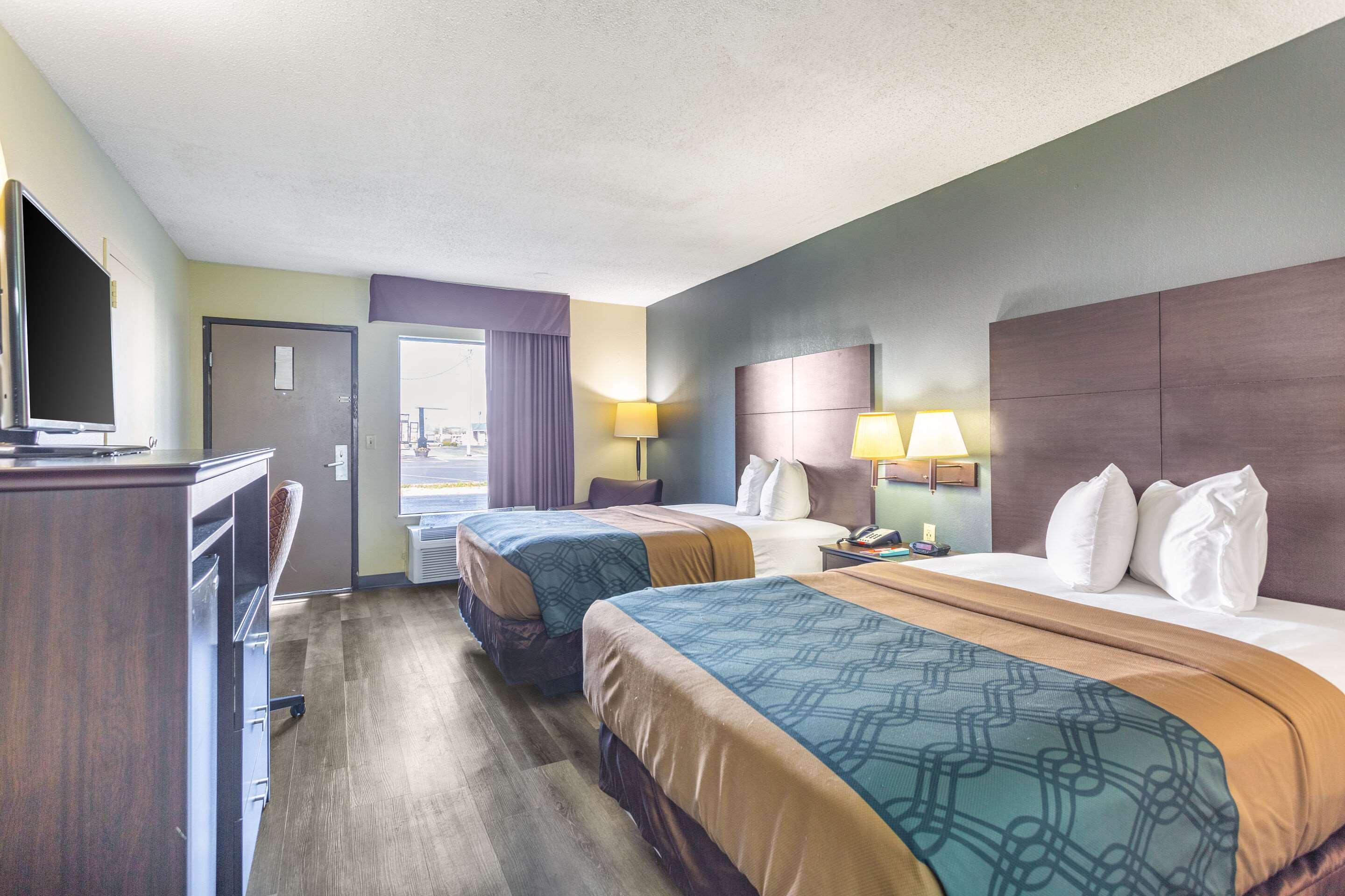 Econo Lodge & Suites Кларксвил Екстериор снимка