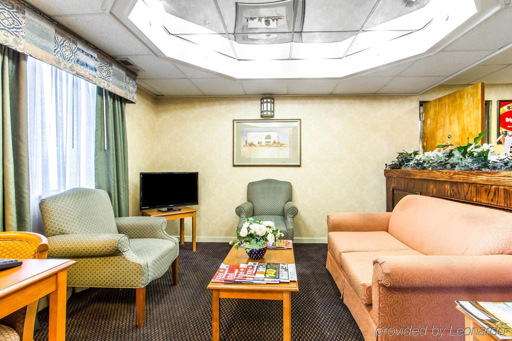Econo Lodge & Suites Кларксвил Екстериор снимка