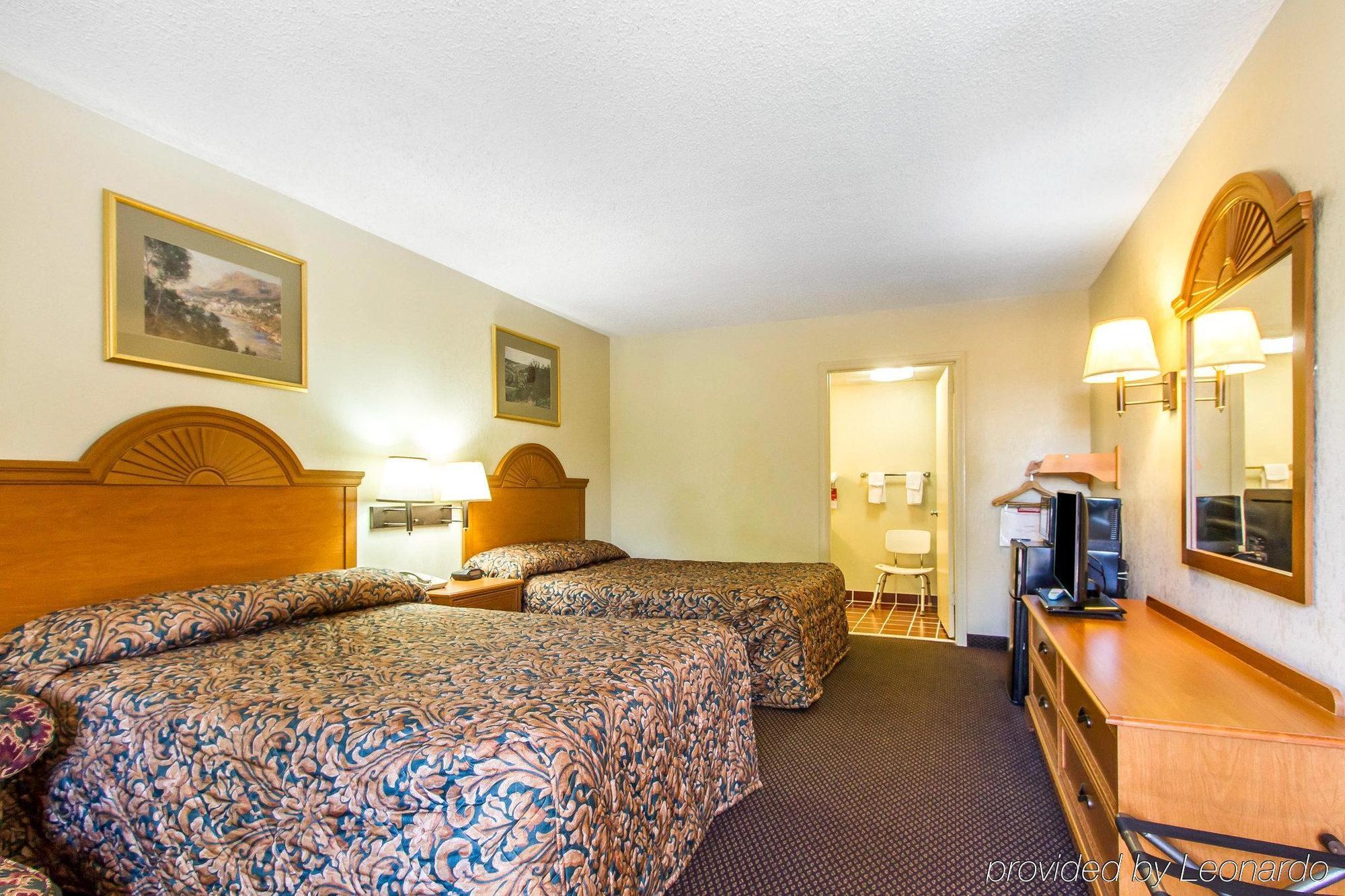 Econo Lodge & Suites Кларксвил Екстериор снимка