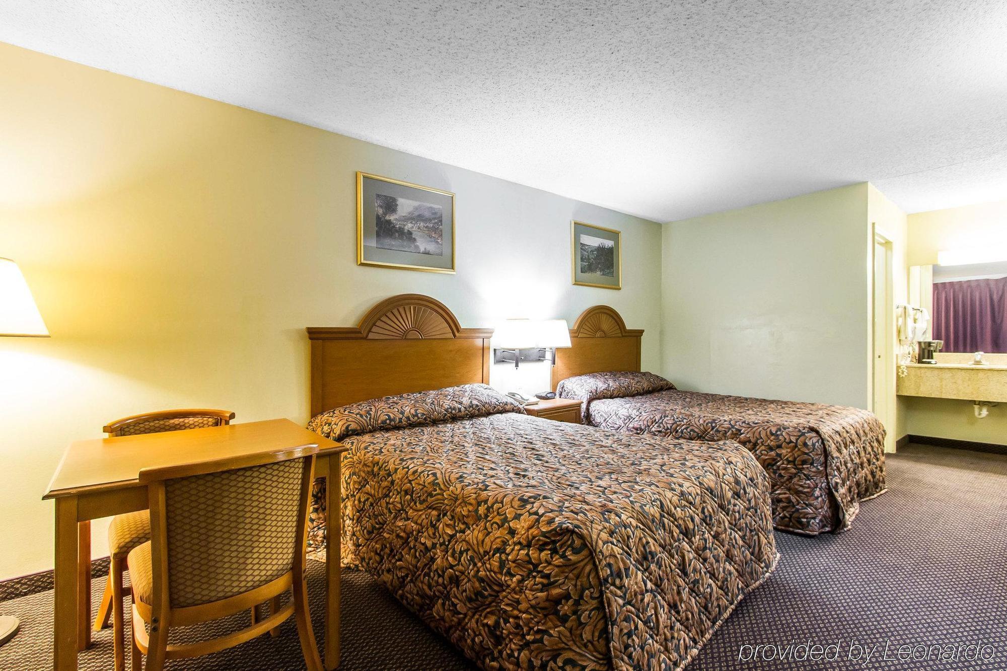 Econo Lodge & Suites Кларксвил Екстериор снимка