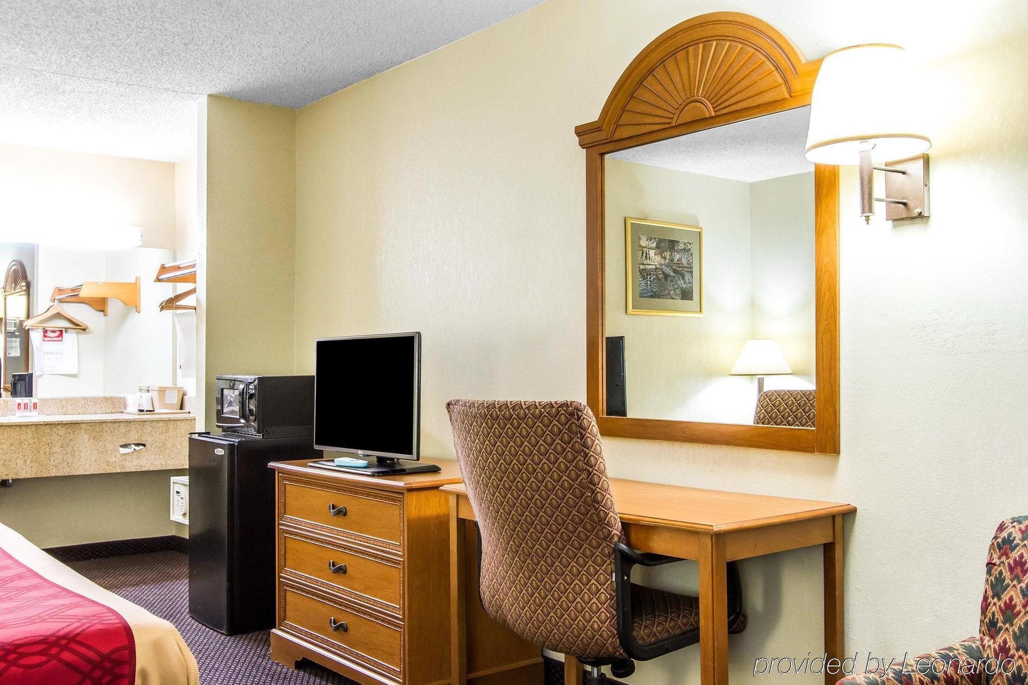 Econo Lodge & Suites Кларксвил Екстериор снимка