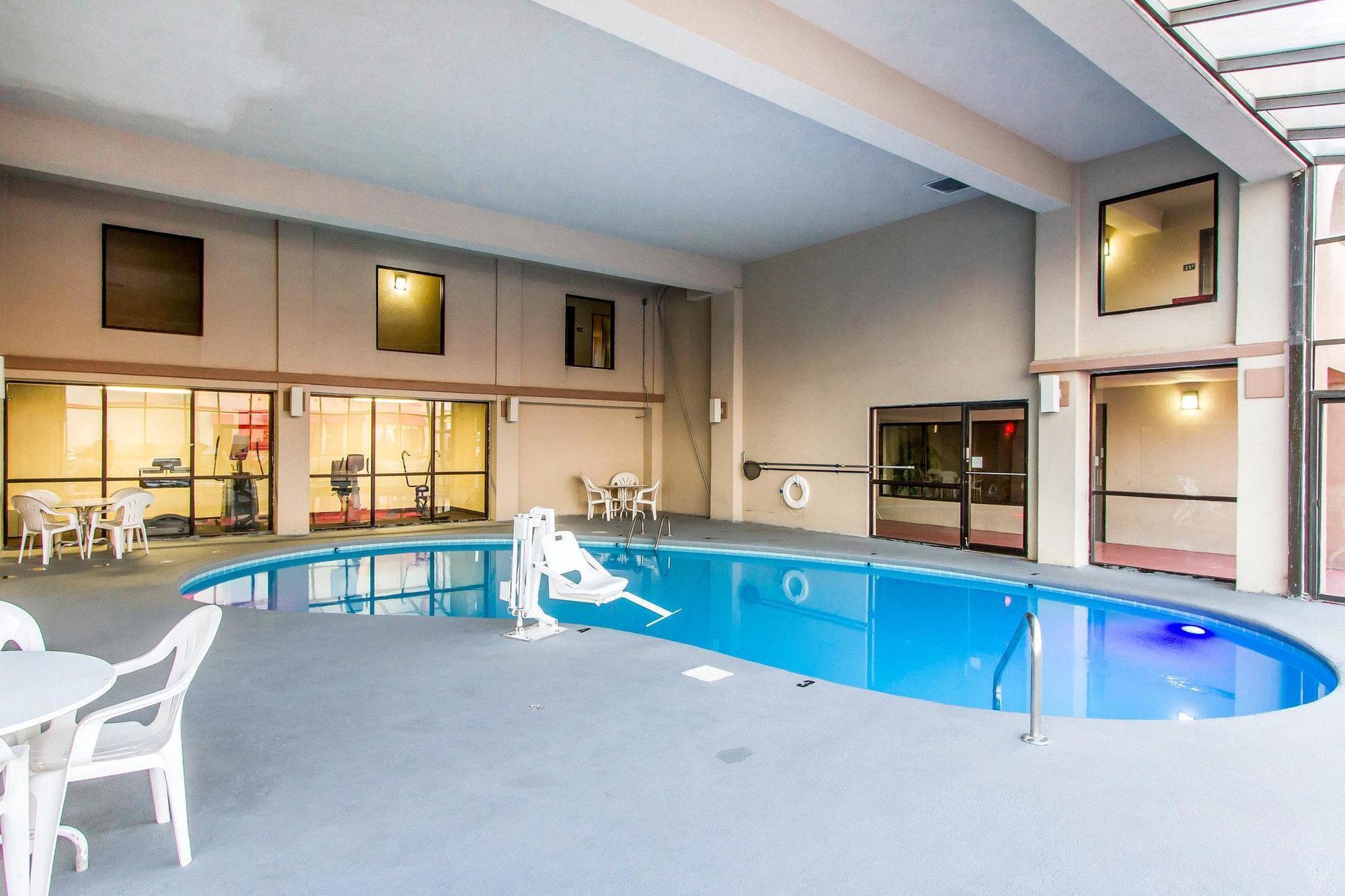 Econo Lodge & Suites Кларксвил Екстериор снимка