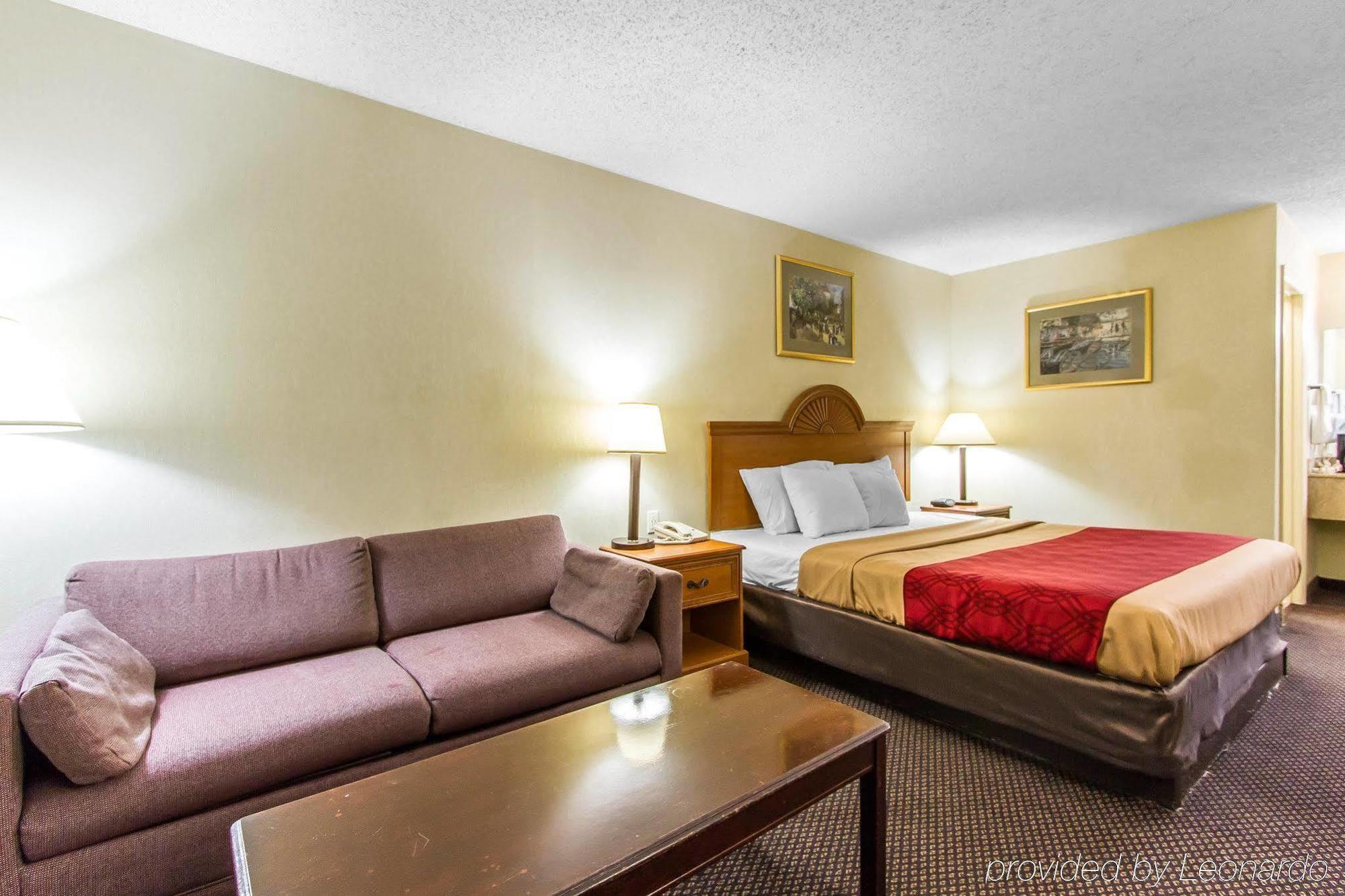 Econo Lodge & Suites Кларксвил Екстериор снимка