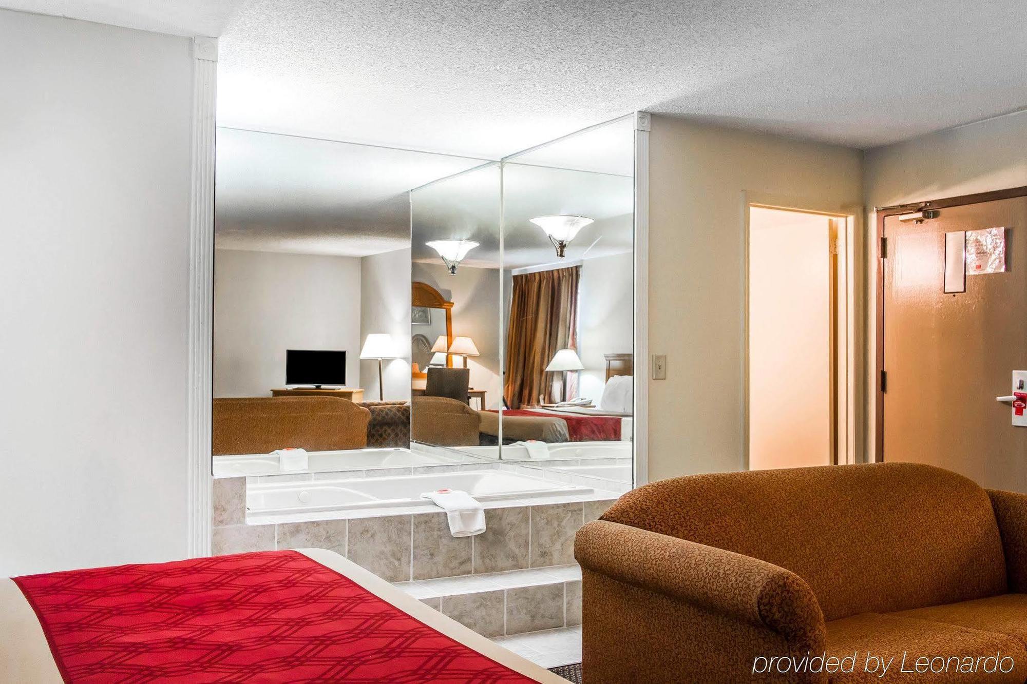 Econo Lodge & Suites Кларксвил Екстериор снимка