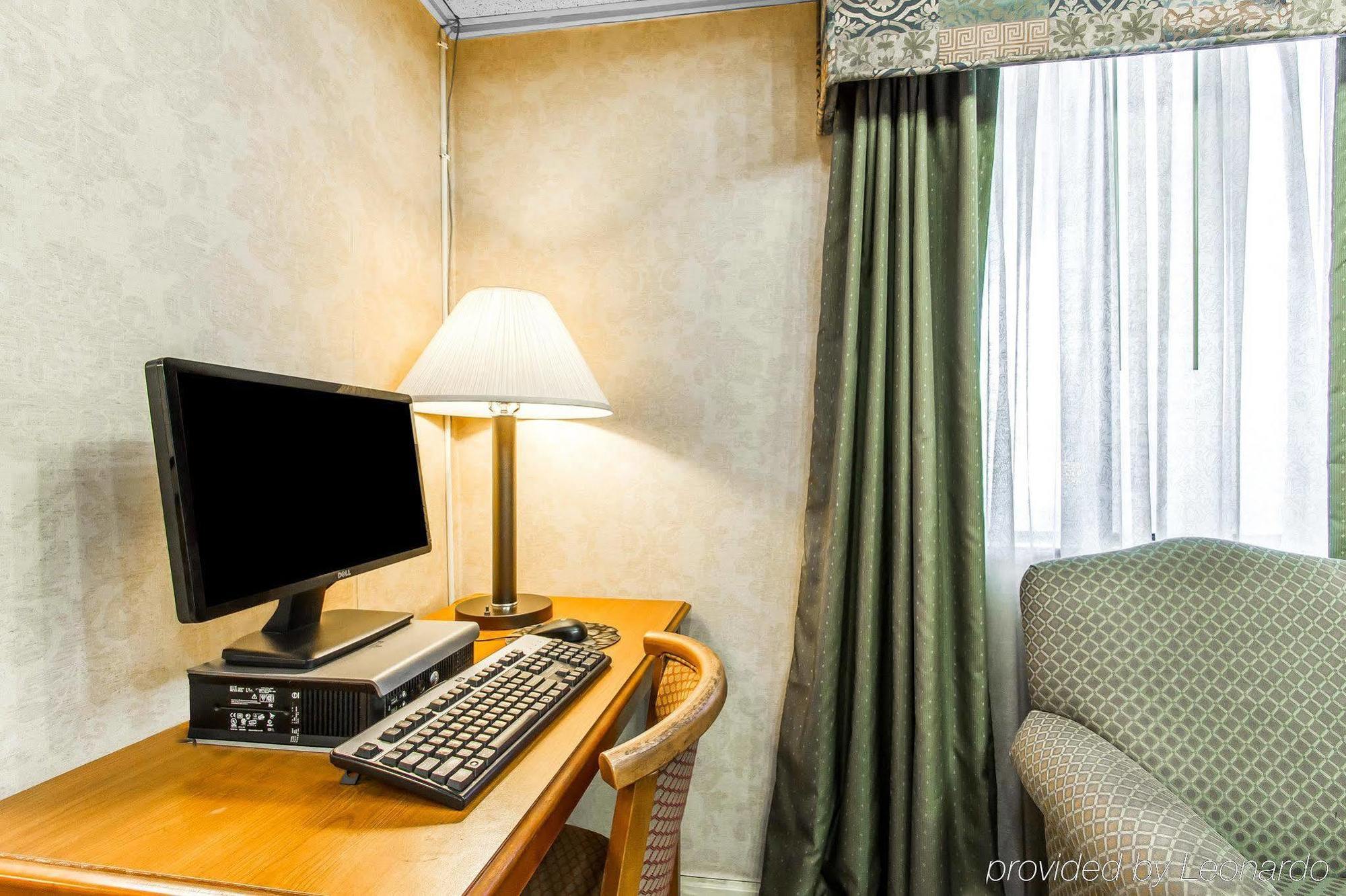 Econo Lodge & Suites Кларксвил Екстериор снимка