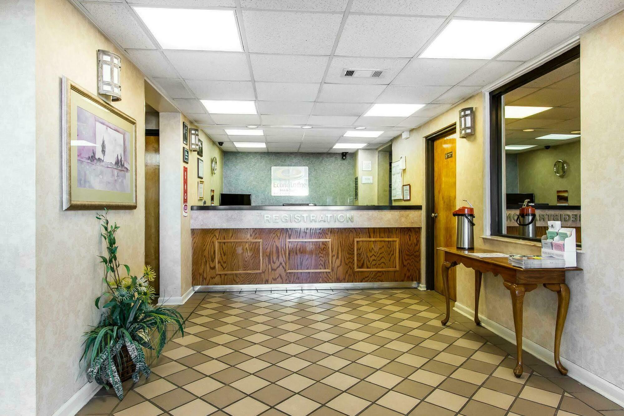 Econo Lodge & Suites Кларксвил Екстериор снимка