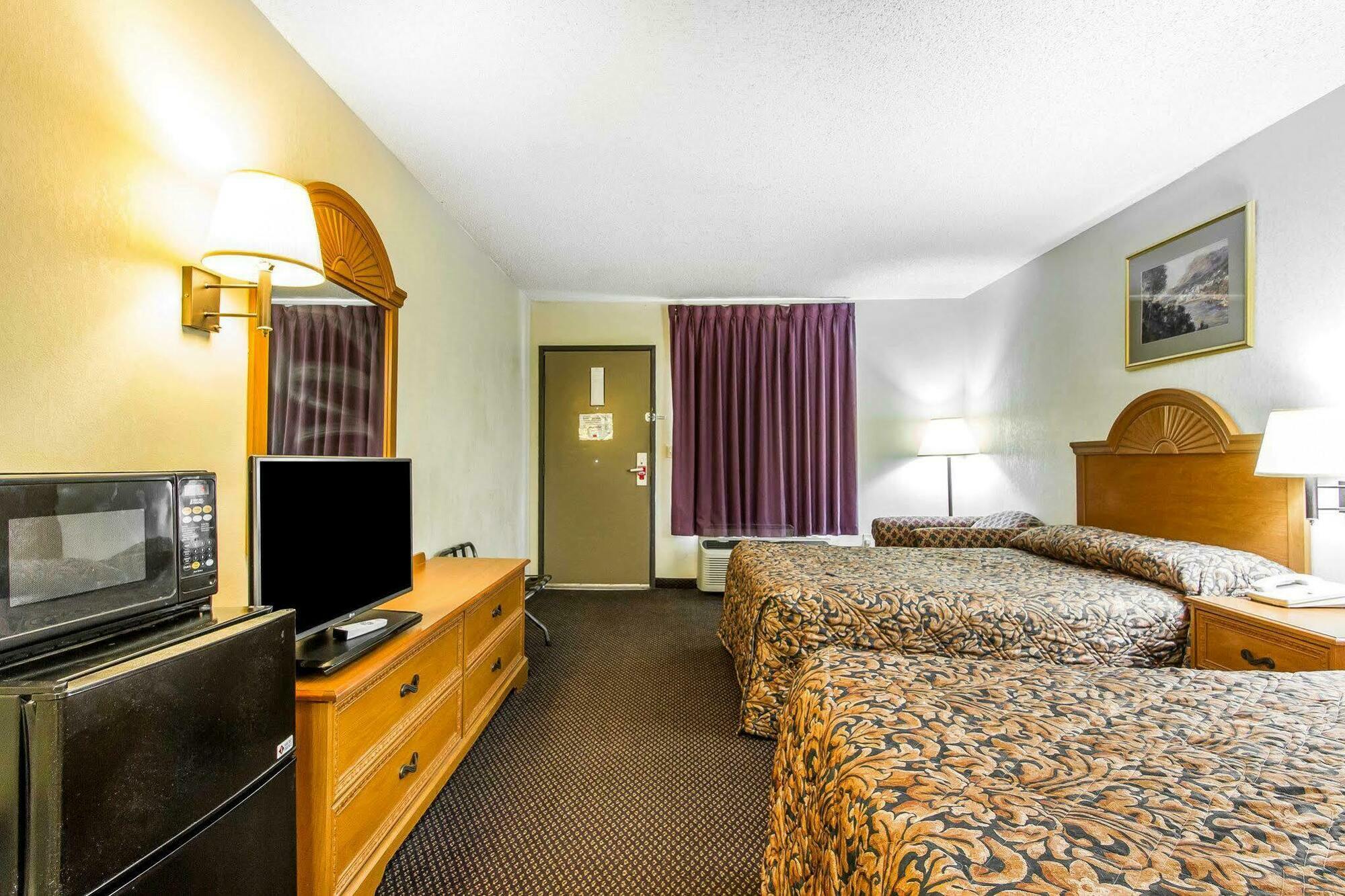 Econo Lodge & Suites Кларксвил Екстериор снимка