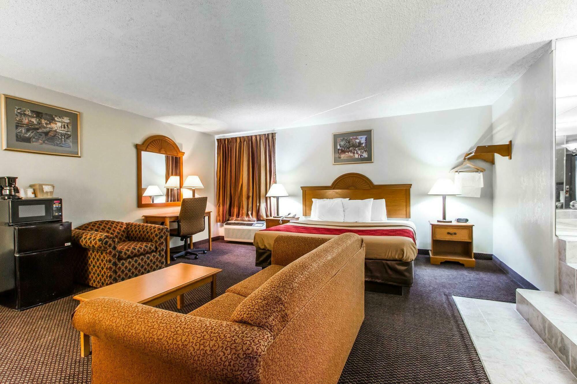 Econo Lodge & Suites Кларксвил Екстериор снимка