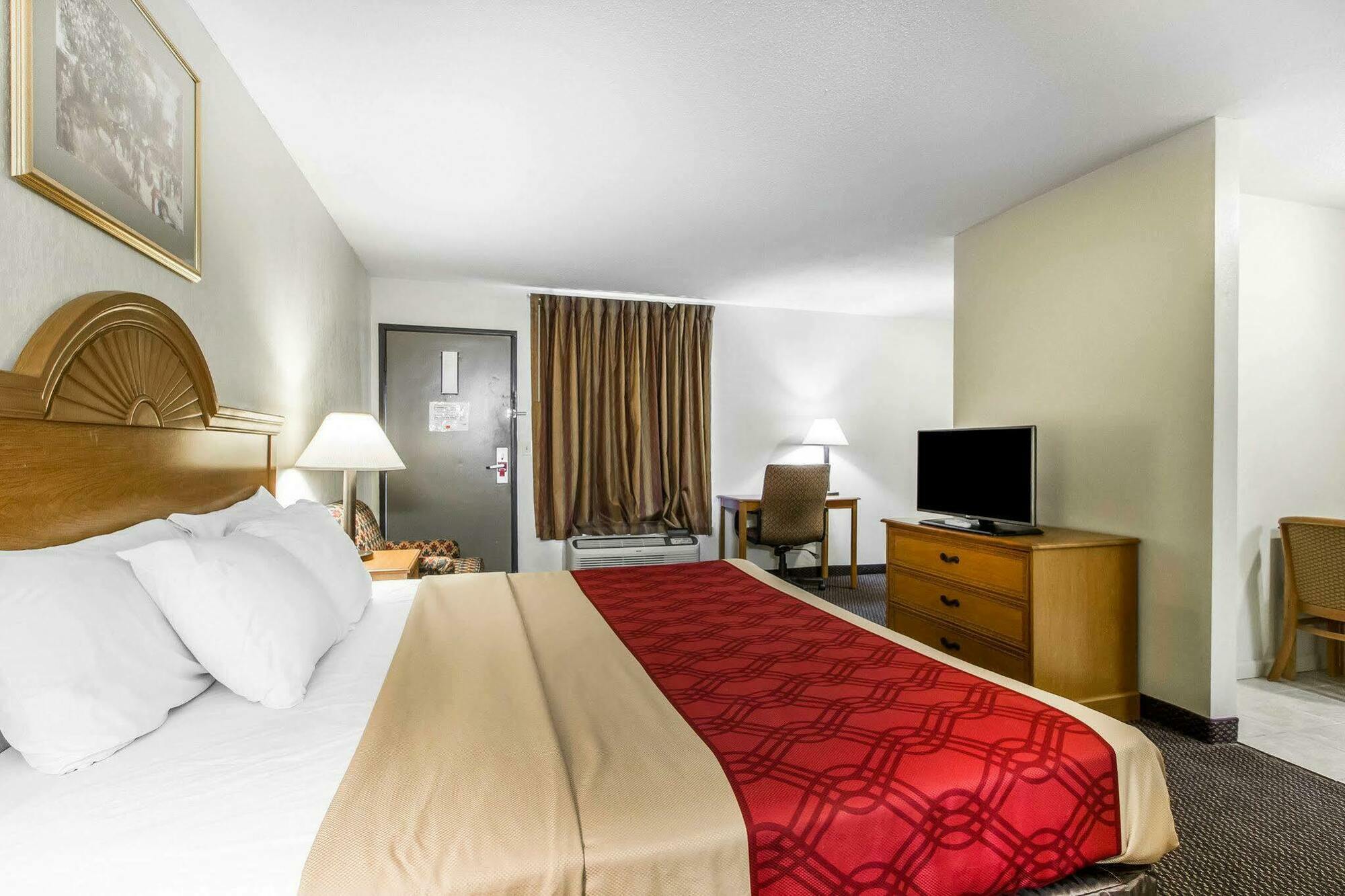 Econo Lodge & Suites Кларксвил Екстериор снимка