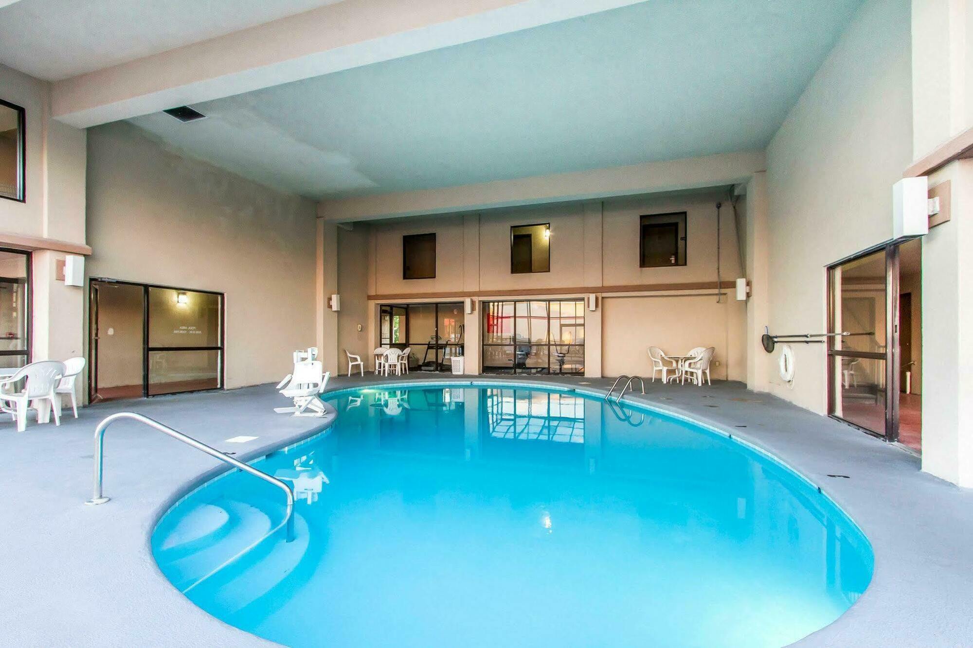 Econo Lodge & Suites Кларксвил Екстериор снимка