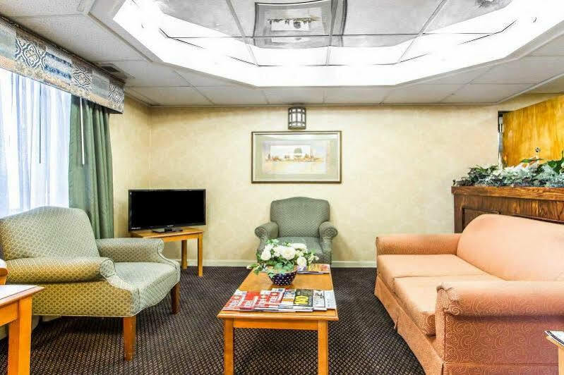 Econo Lodge & Suites Кларксвил Екстериор снимка